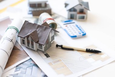 Model ev, gayrimenkul belgesi, sözleşme, kredi anlaşması, sigorta ve hesap makineleri masada. Yüksek kalite fotoğraf