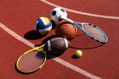 Amerikan futbolu, futbol topu, tenis raketi, tenis topu ve basketbol topu gibi çeşitli spor aletleri..