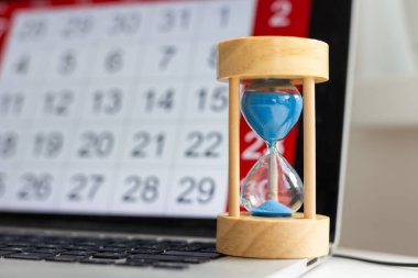 Zaman geçiyor konsepti, zaman akıp gidiyor. Kum saati ve takvim. Yüksek kalite fotoğraf