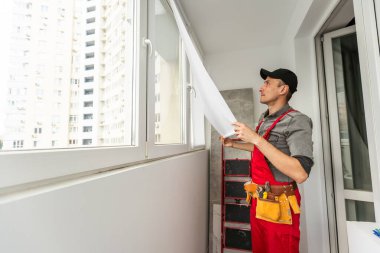 Ustalar. Genç tamircinin daireye yeni pencereler açtığı yakın çekim. Yüksek kalite fotoğraf