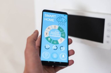 Alarm güvenlik sistemi için başlatılan akıllı telefon, dışarıdaki güvenlik kameralarını kilitle veya kilidi aç. Cep telefonuna odaklan. Akıllı ve güvenli ev kavramı. - Evet. Yüksek kalite fotoğraf