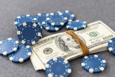 Küçük bir yığın Blue Poker Chips, arka planda yakın plan. Yüksek kalite fotoğraf