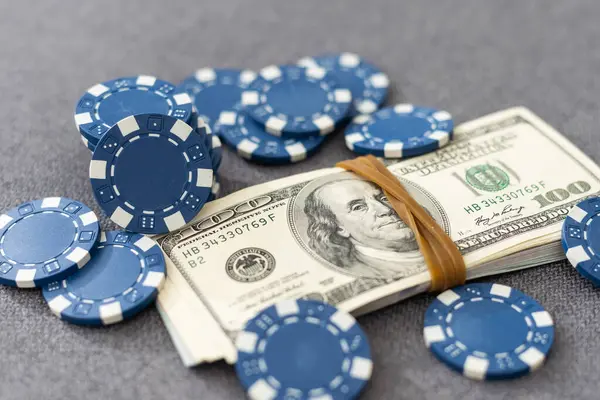 Küçük bir yığın Blue Poker Chips, arka planda yakın plan. Yüksek kalite fotoğraf
