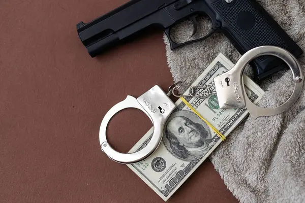 Kumaş kumaş altında Amerikan doları banknotları. Yasadışı para kavramı. Yüksek kalite fotoğraf