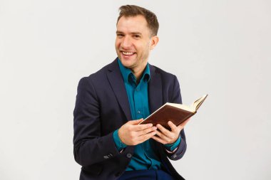 Beyaz arka planda iyi görünümlü orta yaşlı bir işadamı..