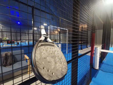 Mavi arka planda doğal ışıklandırması olan beyaz profesyonel raket. Yatay spor temalı poster, tebrik kartları, başlıklar, web sitesi ve uygulama. Yüksek kalite fotoğraf