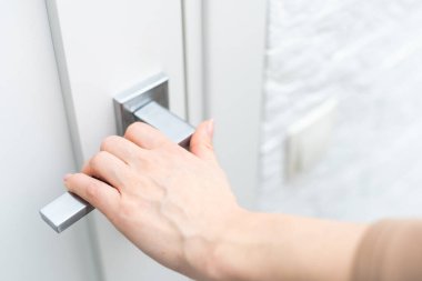 Kapıyı açmak için gri düğmeyi açmak için açık eli kullan. Yüksek kalite fotoğraf