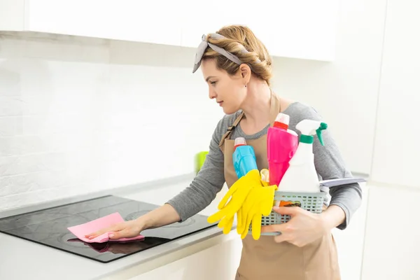 迷人的女人在厨房用抹布擦家具 — 图库照片