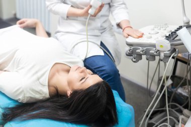 Klinikte kadın tiroit bezinin ultrason taraması, ultrason sensörü..