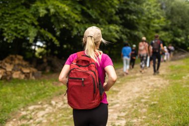 Dağda yürüyen zinde bir kadın. Sağlıklı yaşam tarzı kavramı.