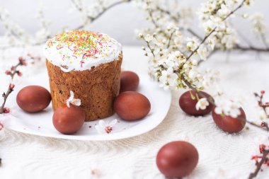 Renkli yumurtalar, renkli paskalya yumurtaları ve çiçek açan dallarla Paskalya arkaplanı. Paskalya kompozisyonu. Paskalya pastası.