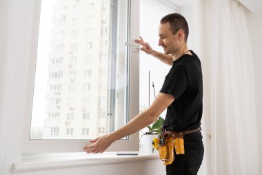 İnşaat işçisi eve yeni pencere takıyor. Yüksek kalite fotoğraf