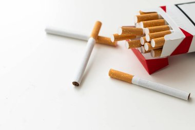 Sarı filtreli sigaralar. Macro vuruldu. Yüksek kalite fotoğraf