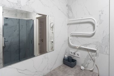 Duş ve klozet. Dar banyo. Yüksek kalite fotoğraf