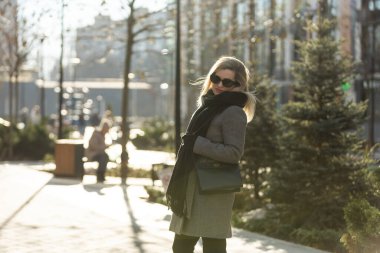 Güzel, şık bir genç kadının portresi. Yüksek kalite fotoğraf