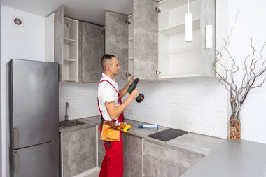 Duvar kâğıdı yapan bir adamın montajı. Yüksek kalite fotoğraf