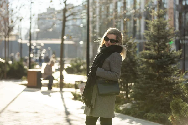 Güzel, şık bir genç kadının portresi. Yüksek kalite fotoğraf