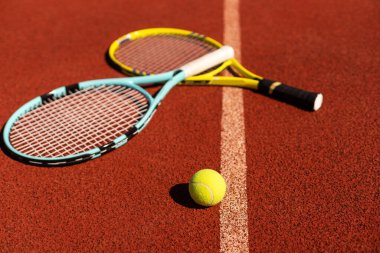 Tenis kortunda tenis topu olan tenis raketi. Yüksek kalite fotoğraf