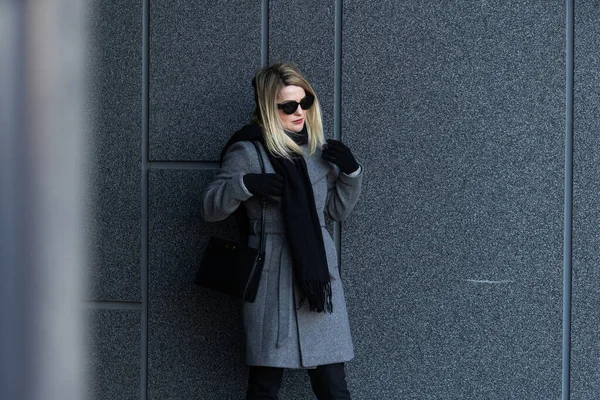 Modern trençkot giyen genç, şık hippi kız şehirde mutlu bir şekilde gülümsüyor. Kafkas kadın modeli. Sonbahar modası. Yüksek kalite fotoğraf