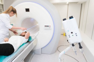 Modern hastane laboratuvarında tıbbi tomografi ya da MRI taraması. Radyografi bölümünün içi. Beyaz odada teknolojik olarak gelişmiş ekipmanlar var. Manyetik rezonans tanılama makinesi.