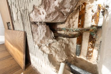 Eski bir evdeki su hasarlı duvar. İç kısımda su hasarı var. Duvar yıkıldı. Çatı çatladı ve paslı çelik parmaklığı ortaya çıkardı. Yüksek kalite fotoğraf