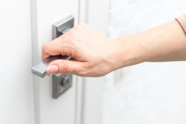 Kapıyı açmak için gri düğmeyi açmak için açık eli kullan. Yüksek kalite fotoğraf