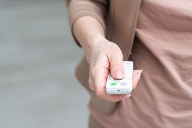 El ele tutuşan televizyon ve uzaktan kumanda beyaz arka planda kırpma yolu ile izole edilmiş. Yüksek kalite fotoğraf