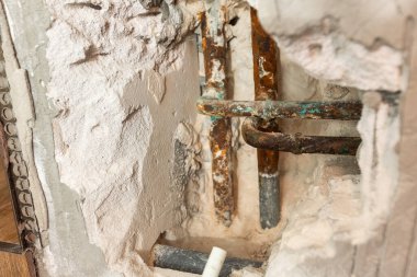 Ev sorunu, tuvaletteki su borularında hasar, duvardaki su sızıntısı. Yüksek kalite fotoğraf