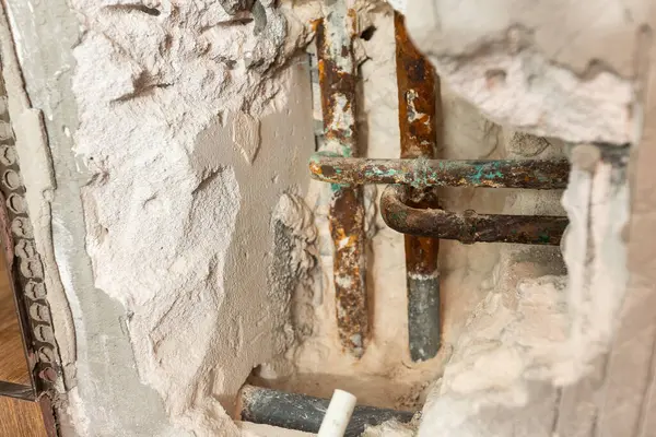 Ev sorunu, tuvaletteki su borularında hasar, duvardaki su sızıntısı. Yüksek kalite fotoğraf