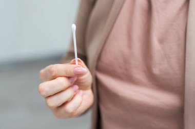 Beyaz arka planda izole edilmiş pamuk tomurcukları. Yüksek kalite fotoğraf