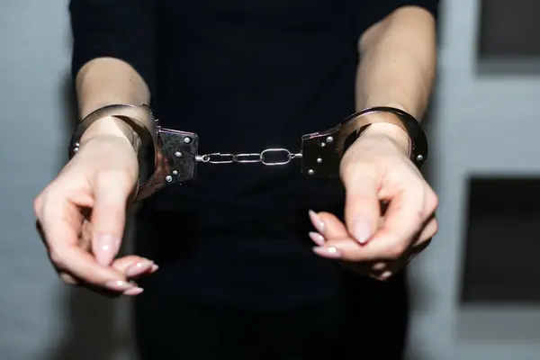 Woman Who Has Been Arrested Has Her Hands Handcuffed Her — Stock Photo, Image