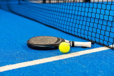 Mavi arka planda doğal ışıklandırması olan beyaz profesyonel raket. Yatay spor temalı poster, tebrik kartları, başlıklar, web sitesi ve uygulama. Yüksek kalite fotoğraf