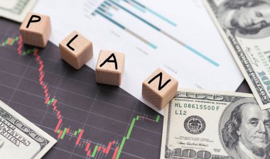 İş konsepti. Kahverengi yüzeyde dolar, hesap makinesi ve üzerinde 