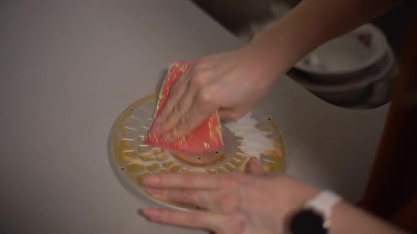 Mulher Lavando Pratos Sujos Pia Cozinha Imagens Alta Qualidade — Vídeo de Stock