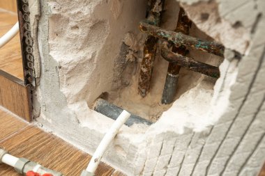 Tesisat iletişimi. Yanlış çalıştırılmış boru ya da su kaynağı. Bir amatör tarafından yapılmış bir boru hattı. Yüksek kalite fotoğraf