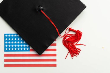 Amerikan bayrağında mezuniyet şapkası, eğitim konsepti. Yüksek kalite fotoğraf