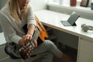 Kadın blogcu sosyal medyada gitar çalarak canlı yayın yapıyor. Yüksek kalite fotoğraf