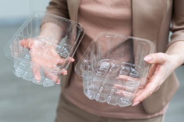 Elinde boş plastik konteynır tutan kadın elleri arka planda fotokopi alanı ile taklit ediliyor. Yemek teslimatı konsepti. - Evet. Yüksek kalite fotoğraf