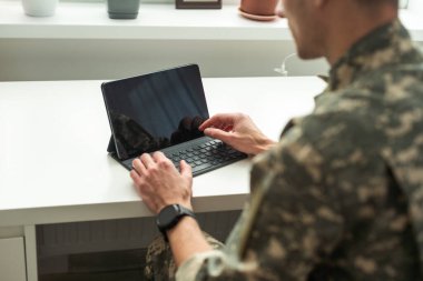 Dizüstü bilgisayar kullanan mutlu asker. Askerlik. Yüksek kalite fotoğraf