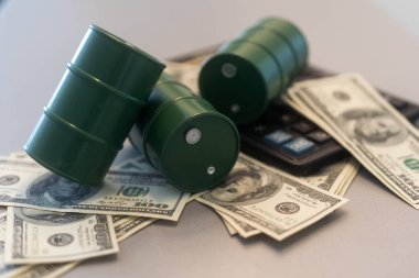 100 dolarlık banknotların varili. Yüksek kalite fotoğraf