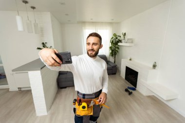 İyi günler ruh inşa Oluşturucusu inşaat Oluşturucu mühendis işçi tamirci kavramı. Neşeli mutlu yakışıklı dişlek sakallı adam olun selfie akıllı telefon almak gülen in fotoğraf portre kadar kapatın