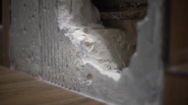 Eski bir evdeki su hasarlı duvar. İç kısımda su hasarı var. Duvar yıkıldı. Çatı çatladı ve paslı çelik parmaklığı ortaya çıkardı. Yüksek kalite fotoğraf
