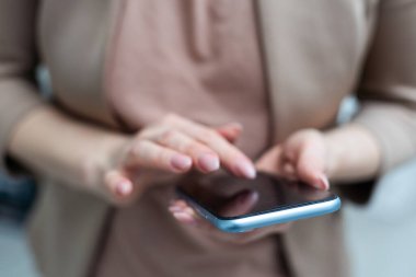 İş kadını cep telefonuna dokunuyor. Yüksek kalite fotoğraf
