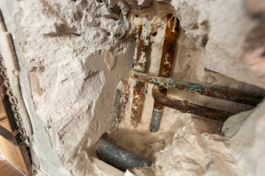 Tesisat iletişimi. Yanlış çalıştırılmış boru ya da su kaynağı. Bir amatör tarafından yapılmış bir boru hattı. Yüksek kalite fotoğraf