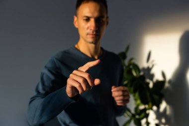 iş adamı dokunmatik düğmesine basarak.