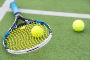 Tenis raketi ve tenis topu dışında açık tenis kortundaki ağ. Yüksek kalite fotoğraf