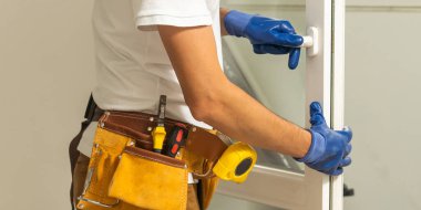 Bir tornavidayla usta pencereye ayarlar.