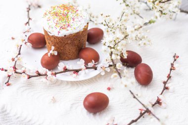 Renkli yumurtalar, renkli paskalya yumurtaları ve çiçek açan dallarla Paskalya arkaplanı. Paskalya kompozisyonu. Paskalya pastası.