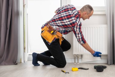 Tornavidayla genç bir erkek su tesisatının yakın çekimi. Yüksek kalite fotoğraf