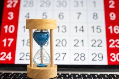 Yaşam tarzı kavramları, kum saati ve takvim. Yüksek kalite fotoğraf